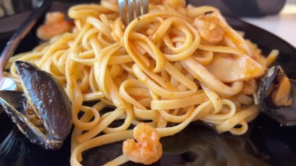 Saborear Mar Primer Plano Espaguetis Mariscos Con Almejas Curry Spaghetti — Vídeos de Stock