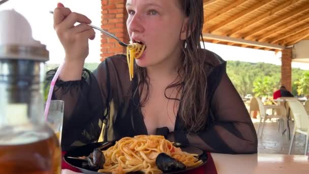 Saborear Mar Primer Plano Espaguetis Mariscos Con Almejas Curry Spaghetti — Vídeo de stock