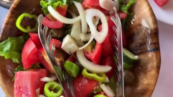 Řecký Salát Podávaný Talíř Salátovou Lžičkou Pizzou Pozadí Jedné Restaurací — Stock video
