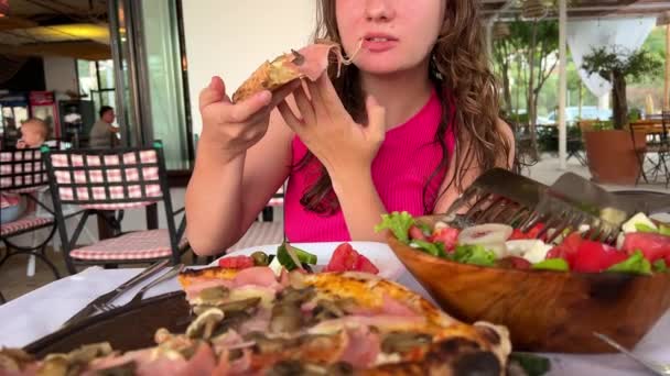 Görög Salátát Tálalnak Egy Tányérra Egy Salátáskanállal Pizza Háttérben Egyik — Stock videók