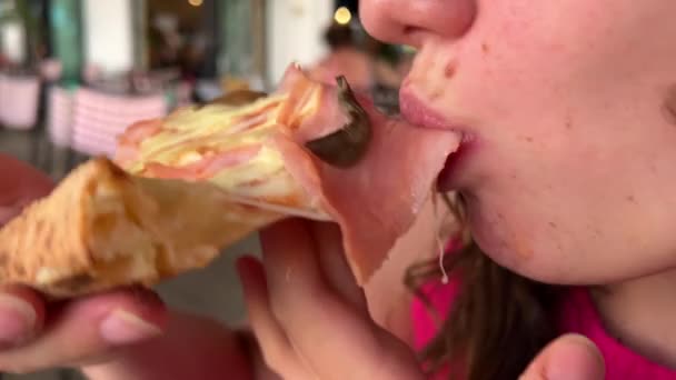 Grekisk Sallad Serveras Tallrik Salladssked Med Pizza Bakgrunden Restaurangerna Albanien — Stockvideo