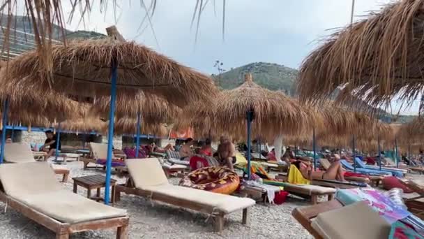 在一个美丽的夏日清晨 阿尔巴尼亚海滨的美丽的海滨小屋 阿尔巴尼亚波尔什村海滩2023年8月8日 — 图库视频影像