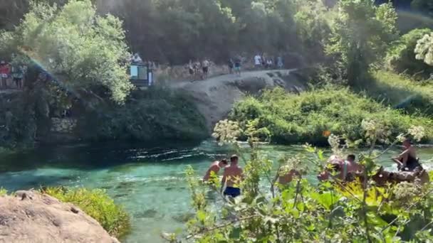 Blue Eye Syri Kalter Mountain Spring People Bathing Summer Holidays — Stock Video