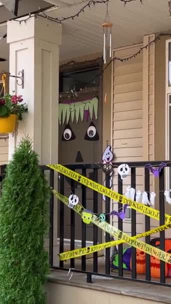 Decoraciones Halloween Casa Brujas Colgadas Porche Presentamos Esqueletos Calabaza Huesos — Vídeos de Stock