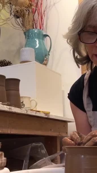Profesionální Krásná Dospělá Žena Brýlích Dělá Keramiku Keramika Točí Mezi — Stock video