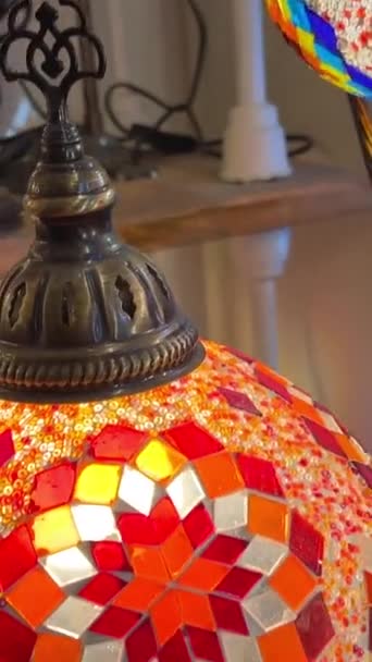 Lâmpadas Turcas Multicoloridas Brilhantes Penduradas Brilho Loja Cores Diferentes Mosaico — Vídeo de Stock