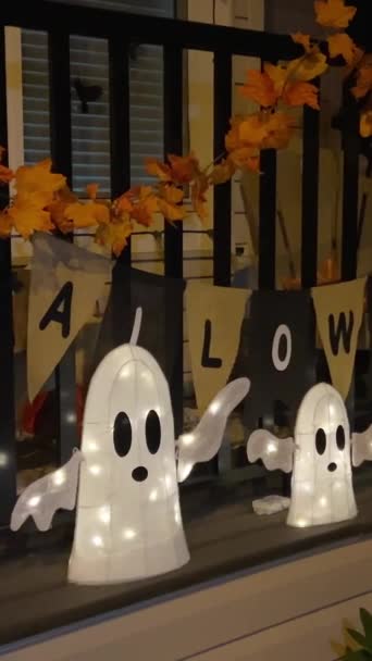 Decorado Para Halloween Noche Tres Fantasmas Divertidos Blancos Reunirán Para — Vídeos de Stock
