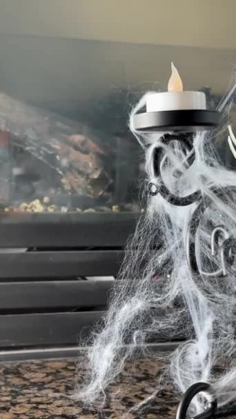 Şamdanların Üzerindeki Yapay Mumlar Şöminenin Arka Planında Parıldıyor Örümceğin Biri — Stok video