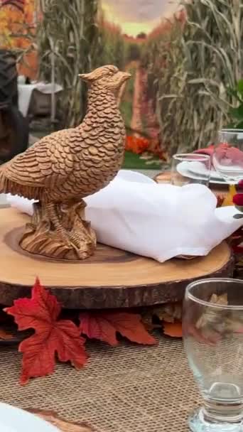 木製のテーブルプレートには フォークナイフとメガネの隣にあります 赤いトウモロコシの赤いナプキンのドライヘッド すべてがハロウィーンの秋の夕食のために準備ができています 10月の夕方カナダ — ストック動画