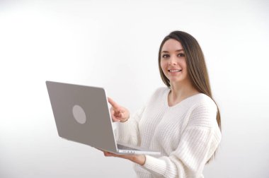 Kulaklıklı dizüstü bilgisayarlı kız, internet üzerinden mesajlaşma araçları için arkadaşlarıyla çevrimiçi konferans veriyor. 