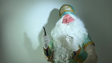 İlanınıza ihtiyacımız var. Aziz Niklas 'ın çocukları ziyaret etmesini bekliyoruz. Noel' in, Nicholas 'ın tatil için evinize çağırdığı çocuğu ziyaret etmesini bekliyoruz.
