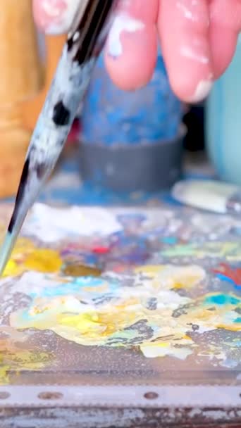 Επίχρισμα Χρώμα Ένα Πινέλο Καλλιεργείται Χέρι Της Γυναίκας Καλλιτέχνη Που — Αρχείο Βίντεο