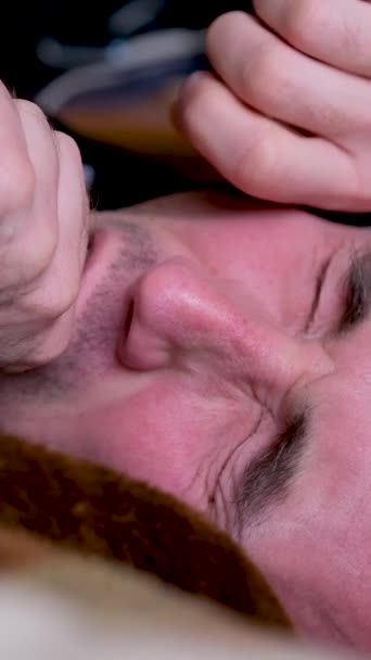 Uomo Estende Sbadiglia Sdraiato Casa Non Rasato Bello Uomo Rasato — Video Stock