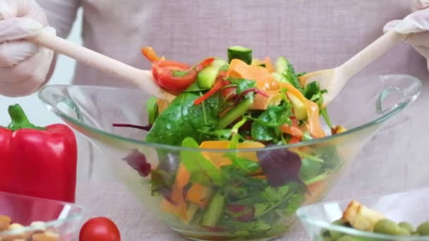 Смешивание Вкусный Аппетитный Салат Морковью Нарезанный Перец Различные Зеленые Оливки — стоковое видео