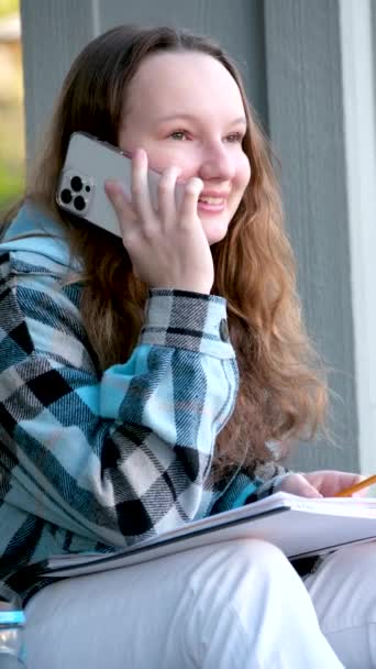 Adolescent Fille Joyeusement Parler Sur Téléphone Assis Sur Porche Sur — Video