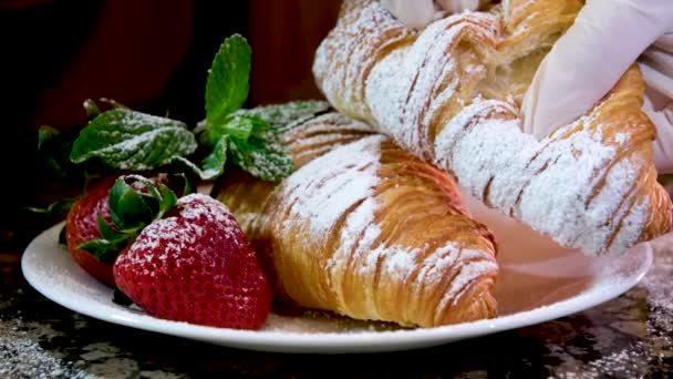 Delicioso Croissant Fresco Recién Horneado Plato Las Manos Enguantadas Tómalo — Vídeos de Stock