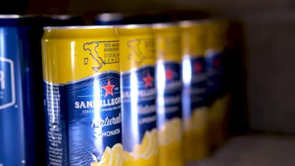 各種ソーダ缶のシームレスなループアニメーション ファーストフードレストラン バーのためのアルミニウム缶の多くの飲み物のセット 飲料の無限の量 Pellegrino Sunpellegrino Canada 2023 — ストック動画