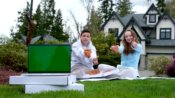 Przyjaciele Zamówili Pizzę Domu Laptop Zielonym Ekranem Chroma Klucz Gospodarstwa — Wideo stockowe