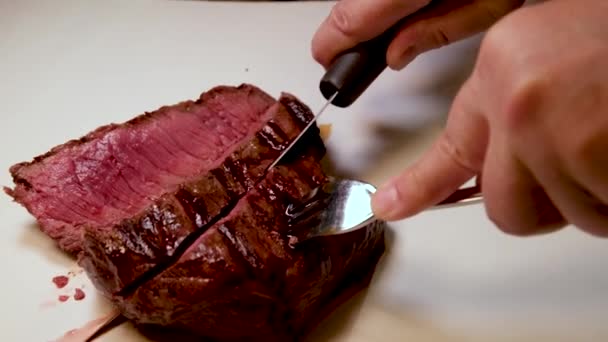 Grill Frisches Rindfleisch Mit Blutsteak Serviert Leckeres Essen Mit Messer — Stockvideo