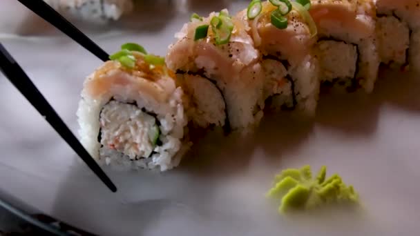 Pyszne Restauracja Azjatyckie Jedzenie Sushi Talerzu Suchym Lodem Dekoracji Restauracja — Wideo stockowe