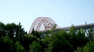 Fraser Nehri üzerindeki Pattullo Köprüsü. Surrey, British Columbia, Kanada. Suyun üzerinde uzun süre köprü var. Sky Train Köprüsü. Diğer köprülerin yanında pembe kemer şeklinde bir köprü.