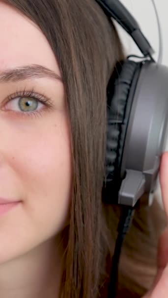Portret Uroczej Nastolatki Noszącej Słuchawki Atrakcyjny Student Uśmiechający Się Bliska — Wideo stockowe
