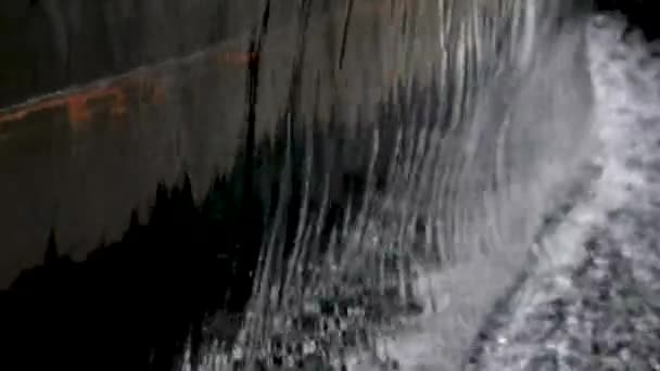 Wasser Fließt Die Treppe Hinunter Ein Springbrunnen Der Nähe Des — Stockvideo
