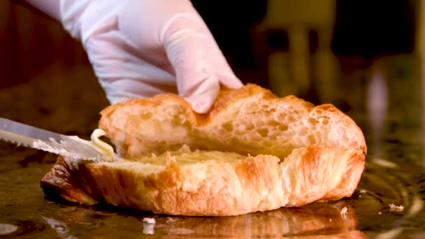 Close Van Een Chef Kok Handschoenen Die Een Croissantsandwich Klaarmaakt — Stockvideo
