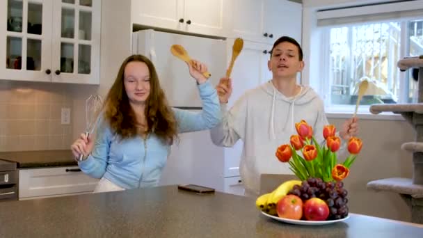 Överlycklig Ung Kaukasiska Par Dansar Sång Förbereda Hälsosam Mat Tillsammans — Stockvideo