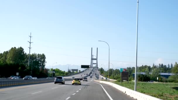ニュー パットゥッロ橋はサリー市とニューウェストミンスター市の間の重要な連絡橋である 新しい4車線の有料橋は 使用するすべての人にとって重要な改善を提供します — ストック動画