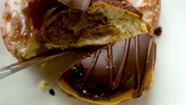 Νόστιμο Ντόνατ Γέμιση Σοκολάτας Και Συμπλήρωση Δύο Λαχταριστά Επιδόρπια Κοπής — Αρχείο Βίντεο