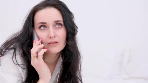 Szomorú Feldúlt Elégedetlen Unalmas Fiatal Fehér Pólóban Pizsamában Otthoni Viselet — Stock videók