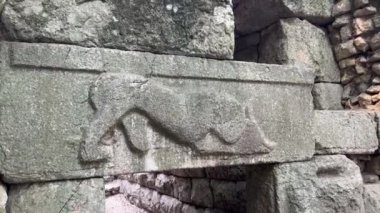Butrint, Sarande İlçesi Arnavutluk Sinematik Roma Baptisterisi, Antik UNESCO Dünya Mirasları Merkezi 4K Arnavutluk, Butrint. Eski bir Buthrotum kasabasının kalıntıları.