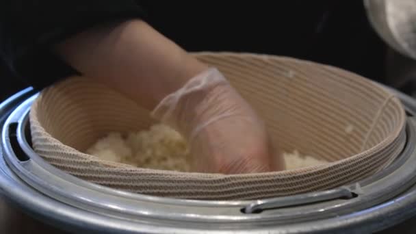 Mãos Preparar Sushi Perto Arroz Nori Girl Hand Holding Green — Vídeo de Stock