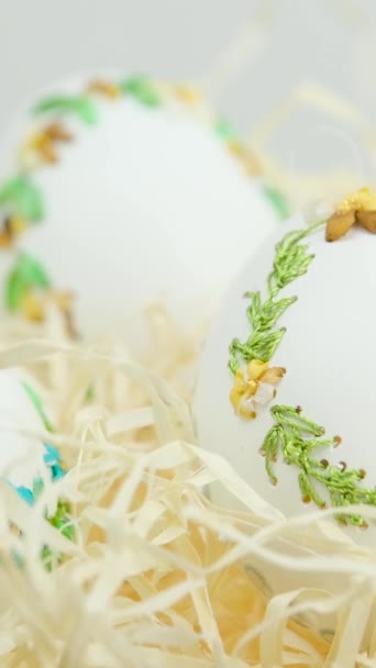 Kamera Yavaşça Zumlarken Büyük Kaz Devekuşu Hindi Yumurtası Vuruyor Yumurta — Stok video