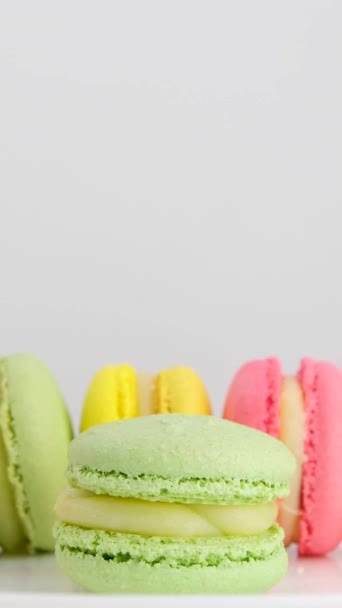 Beaucoup Desserts Macaron Français Multicolores Tiennent Sur Une Assiette Sur — Video