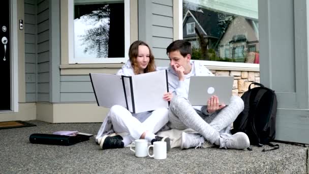 Huiswerk Lessen Jongens Meisje Zitten Veranda Laptop Map Meisje Vertelt — Stockvideo