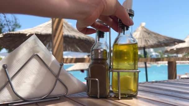 Čerstvý Rajčatový Salát Mikrozelení Olivovým Olejem Nalévání Olivového Oleje Organická — Stock video