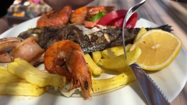 Pick French Fries Fork Cut Knife Shrimp Gilthead Fish Piece — Stock Video