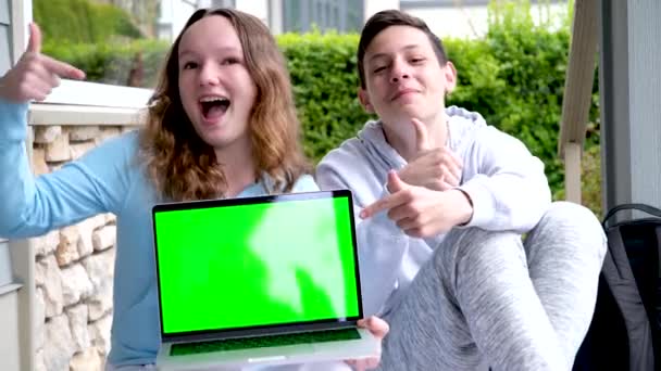 Popularne Fajne Zdjęcie Nastolatków Gospodarstwa Laptop Zielony Krawędź Chroma Klucz — Wideo stockowe