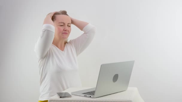 Göz Yorgunluğu Akşamları Yerinde Yorgun Bir Kadın Dizüstü Bilgisayarda Çalışıyor — Stok video