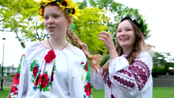 Beautiful Young Women Girls Weaving Wreaths Walking Laughing Chatting Park — Stock Video