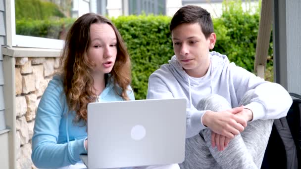 Fiúk Tizenéves Lányok Csinál Online Osztályok Feladat Néz Film Szociális — Stock videók