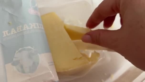 自家製チーズの倉庫で働く人々が作ったチーズ 4Kビデオクリップ 高品質の4K映像 — ストック動画