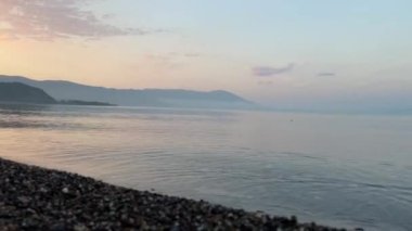Makedonya ve Arnavutluk sınırında Torino Gölü berrak su gün doğumu veya gün batımı mavi gökyüzü