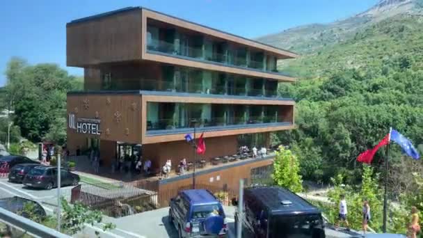 Jalan Pegunungan Albania Dataran Jalan Melalui Gunung Hotel Mobil Lalu — Stok Video