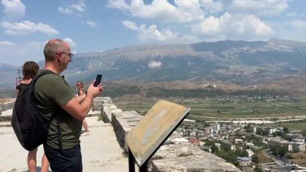 Kota Museum Gjirokastra Dikenal Sebagai Tempat Kelahiran Pemimpin Komunis Albania — Stok Video
