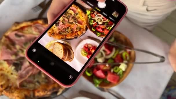 Fotografování Jídla Veřejnosti Sítě Iphone Pizza Caesar Salát Chléb Stole — Stock video