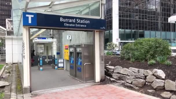 Estación Burrard Vancouver Canada Spring Pigeons People Stop Morning Rascacielos — Vídeo de stock