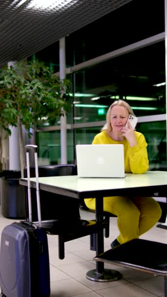 Вокзалі Жінка Чекає Поїзд Літак Сидить Столом Ноутбуком Розмовляє Телефону — стокове відео